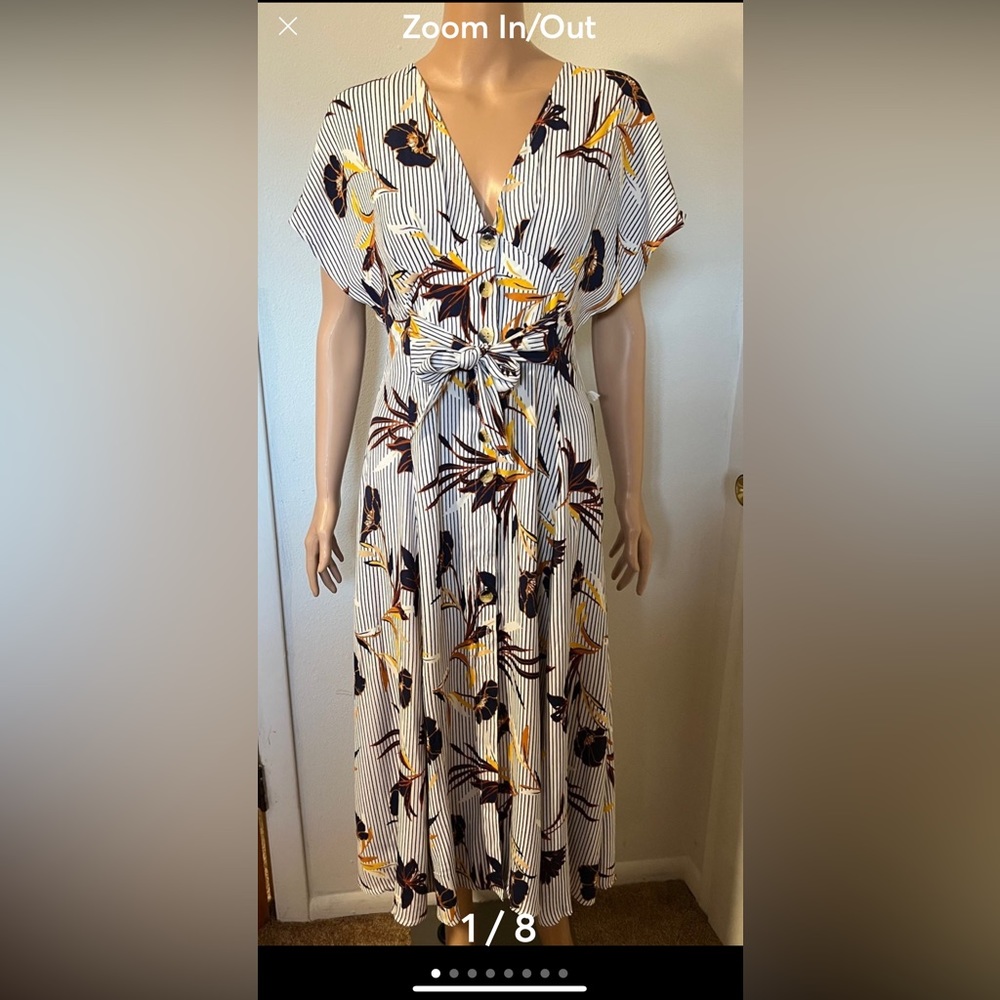 FOREVER 21 dress Contemporary floral W/ buttons on the front  Large dress Size M
